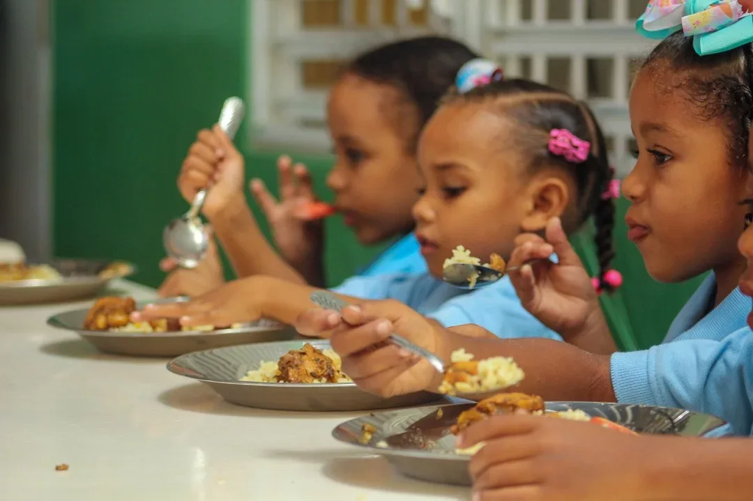 INABIE evalúa alternativas para almuerzo escolar en Rancho Arriba tras quejas de padres