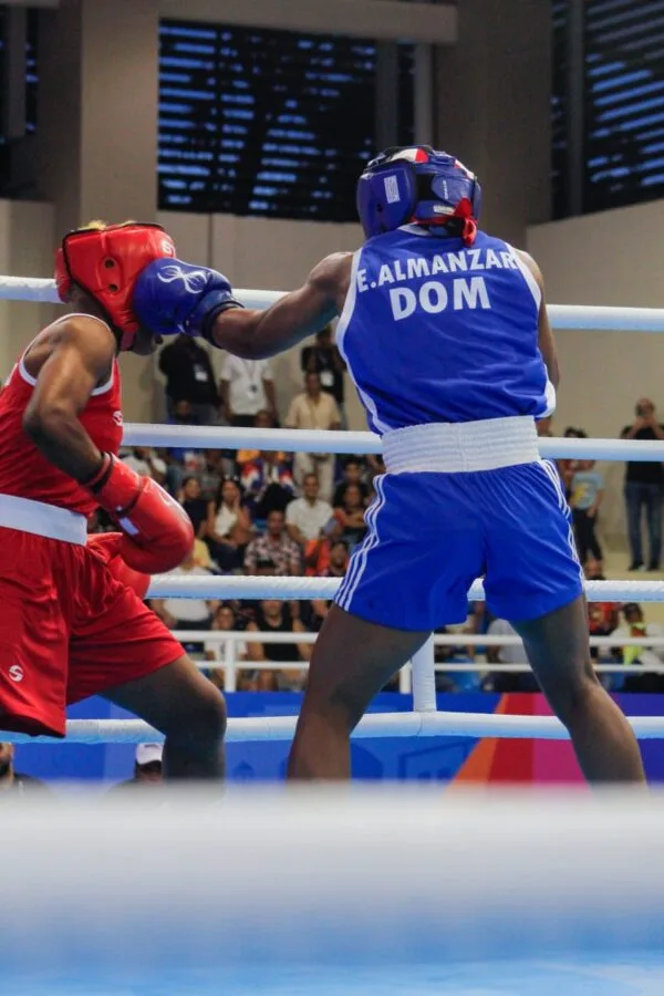 Dominicanos Stefani Almánzar y Disney Medina avanzan en boxeo de Juegos Centroamericanos