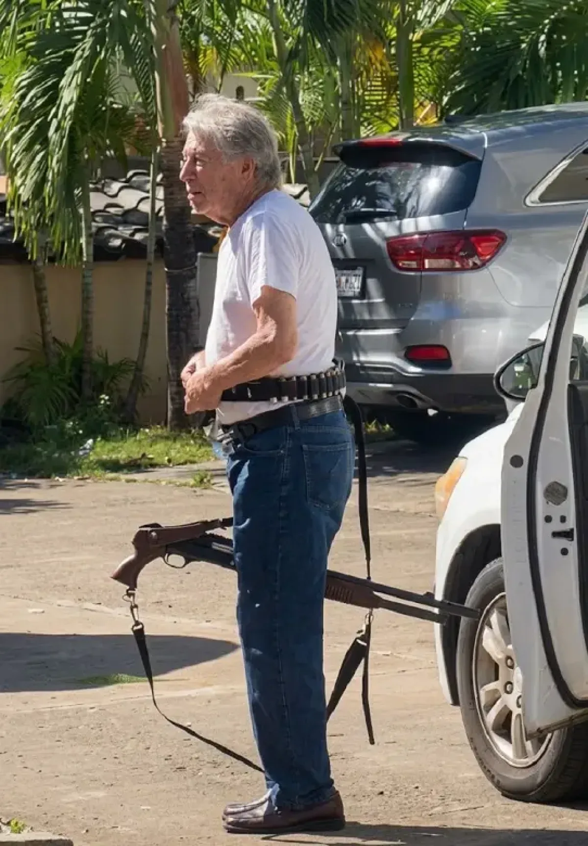Hombre amenaza con escopeta a vecinos tras choque de vehículos en Ciudad Juan Bosch