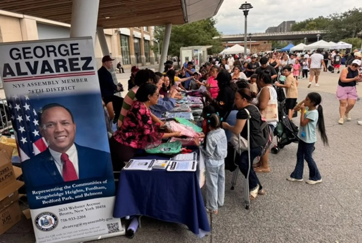 Asambleísta George Álvarez entrega útiles escolares a familias del Distrito 78 en El Bronx