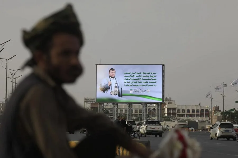 Ataques aéreos yemeníes golpean convoy hutí en Taiz mientras avanzan en la costa oeste