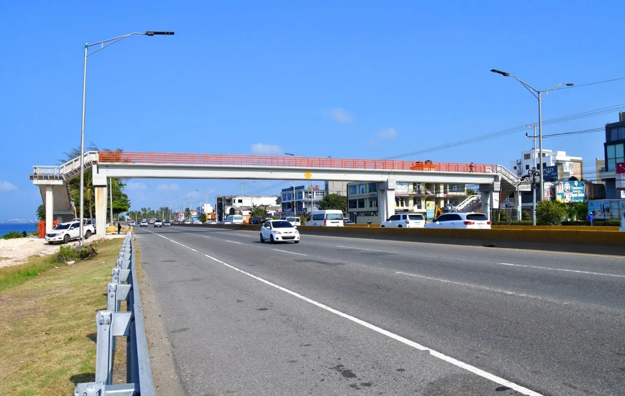 Cierre parcial de la autopista Las Américas por trabajos en puente peatonal