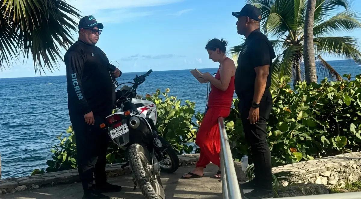 Autoridades investigan robo de mochila a ambientalistas checos en el Malecón de Santo Domingo