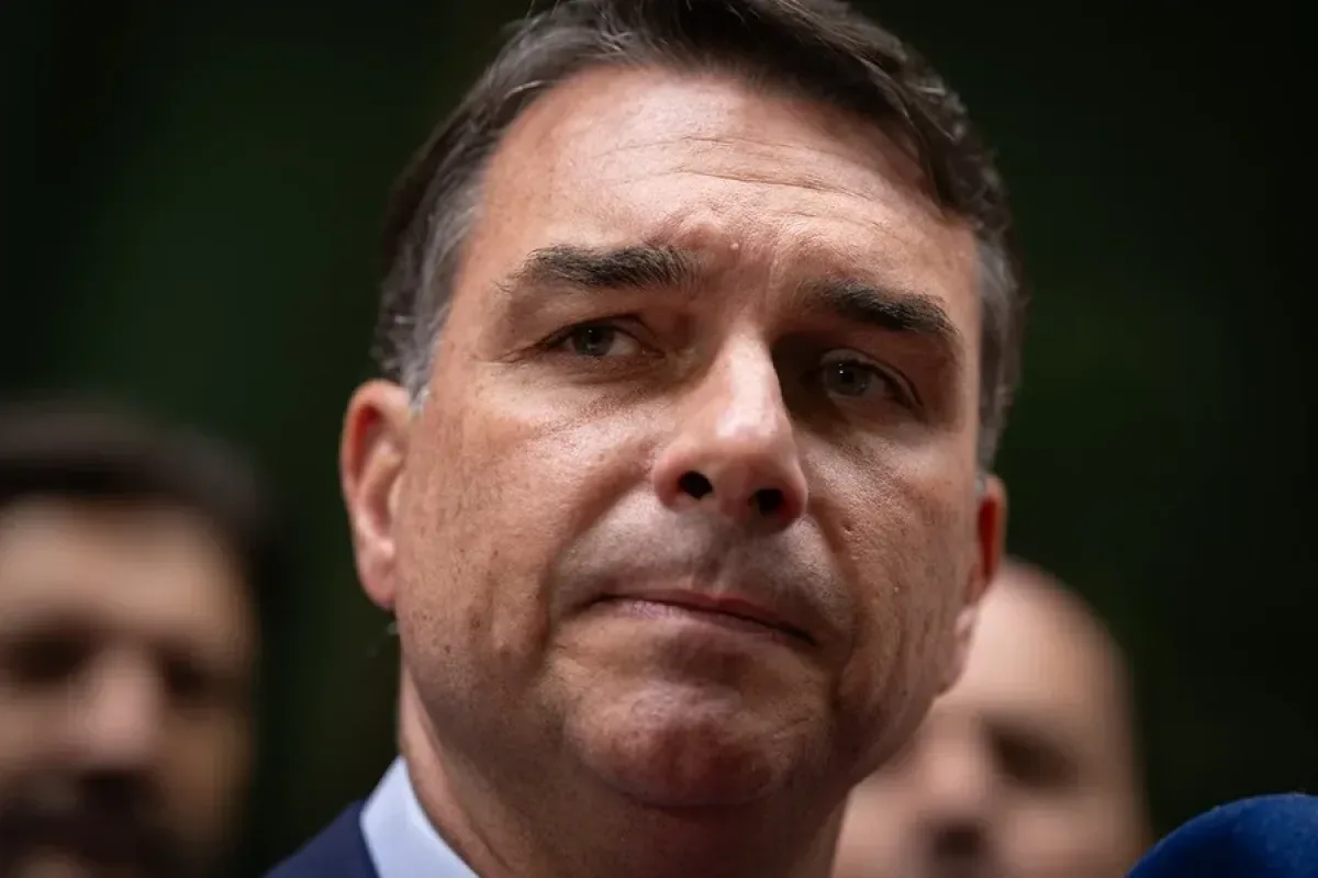 Flávio Bolsonaro propone ampliar cárceles brasileñas en 500.000 cupos tras reunión con ministro de Bukele