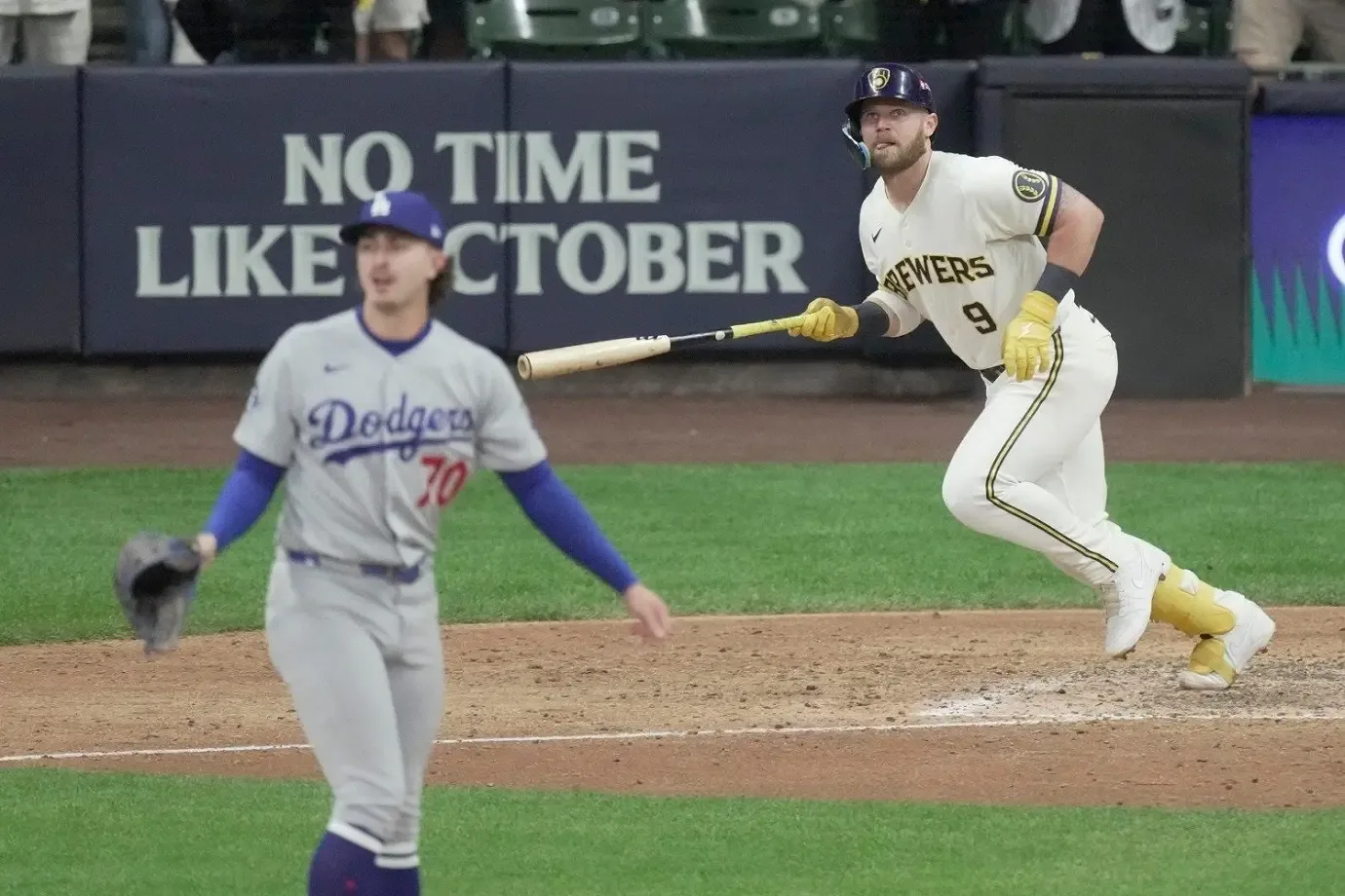 Brewers vencen a Dodgers 6-2 y están a un triunfo de la Serie Mundial