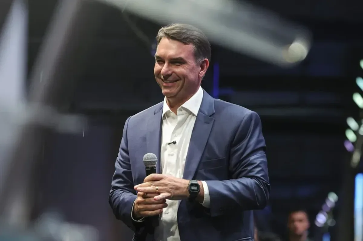 Flávio Bolsonaro se compromete a un solo mandato y niega ofrecer cargos a su familia