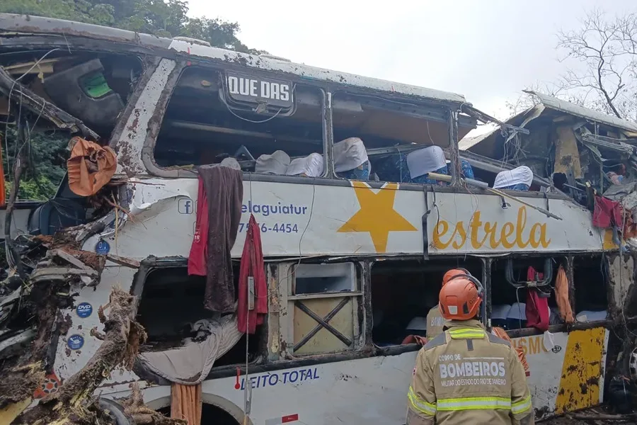 Al menos 10 muertos y varios heridos al volcar autobús en la sierra de Río de Janeiro