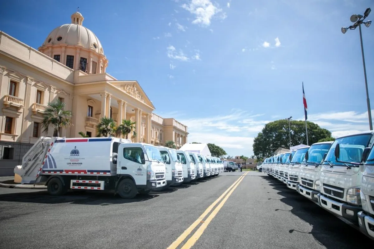 Gobierno entrega 50 camiones compactadores para mejorar la recogida de basura en municipios