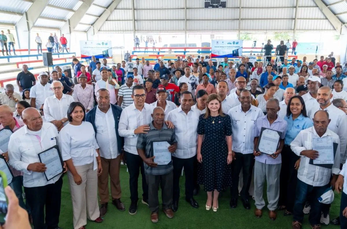 Gobierno entrega 165 títulos de propiedad a familias productoras de Galván, Bahoruco