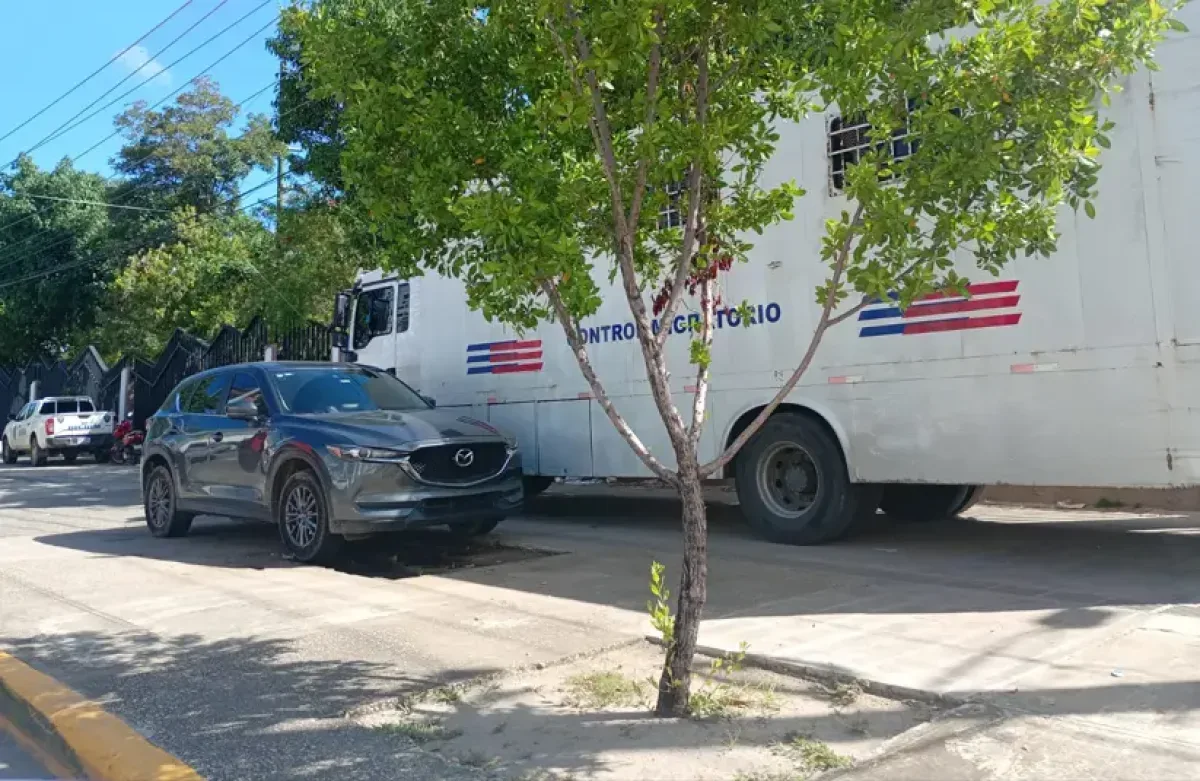 Aceras del Centro Olímpico Juan Pablo Duarte se reducen por uso policial y obras