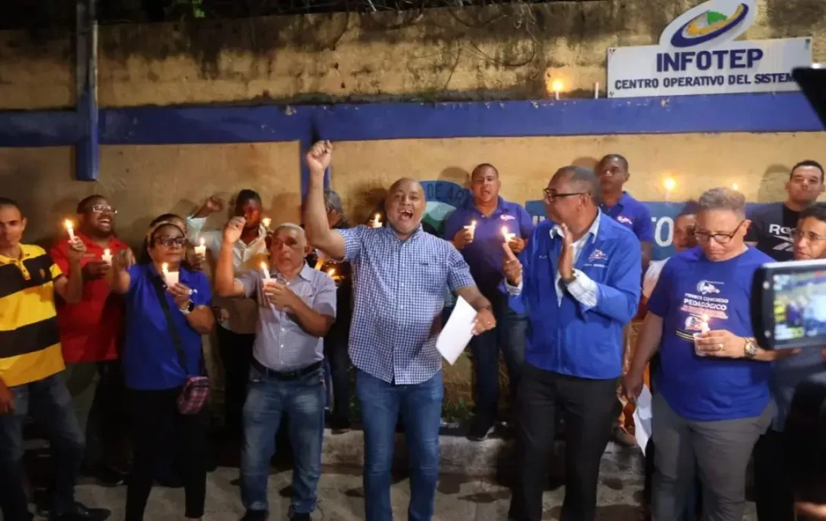 ADP enciende velas frente a escuelas para exigir mejoras en infraestructura