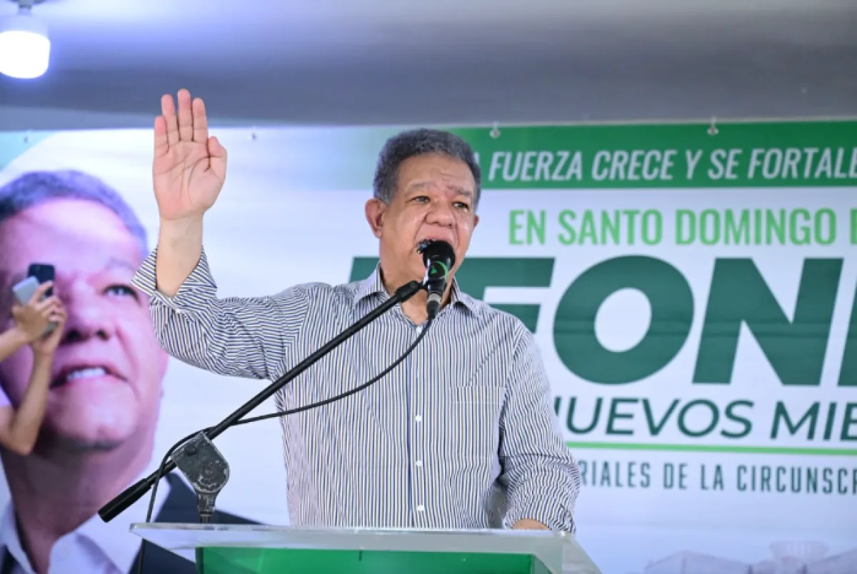 Leonel Fernández critica apagones, falta de agua y basura en Santo Domingo Este