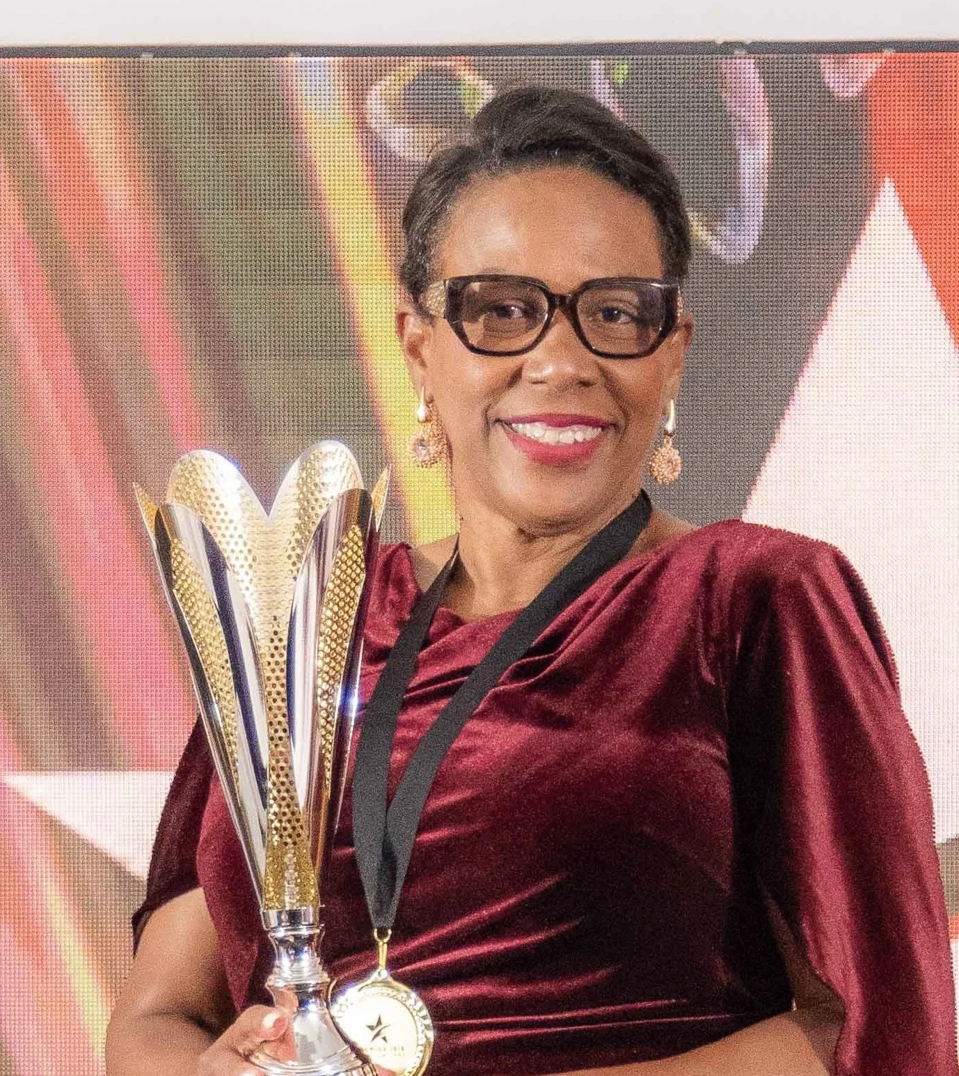 Carmen Pimentel recibe premio ISIS del Compromiso 2026 por su labor en prevención de violencia doméstica