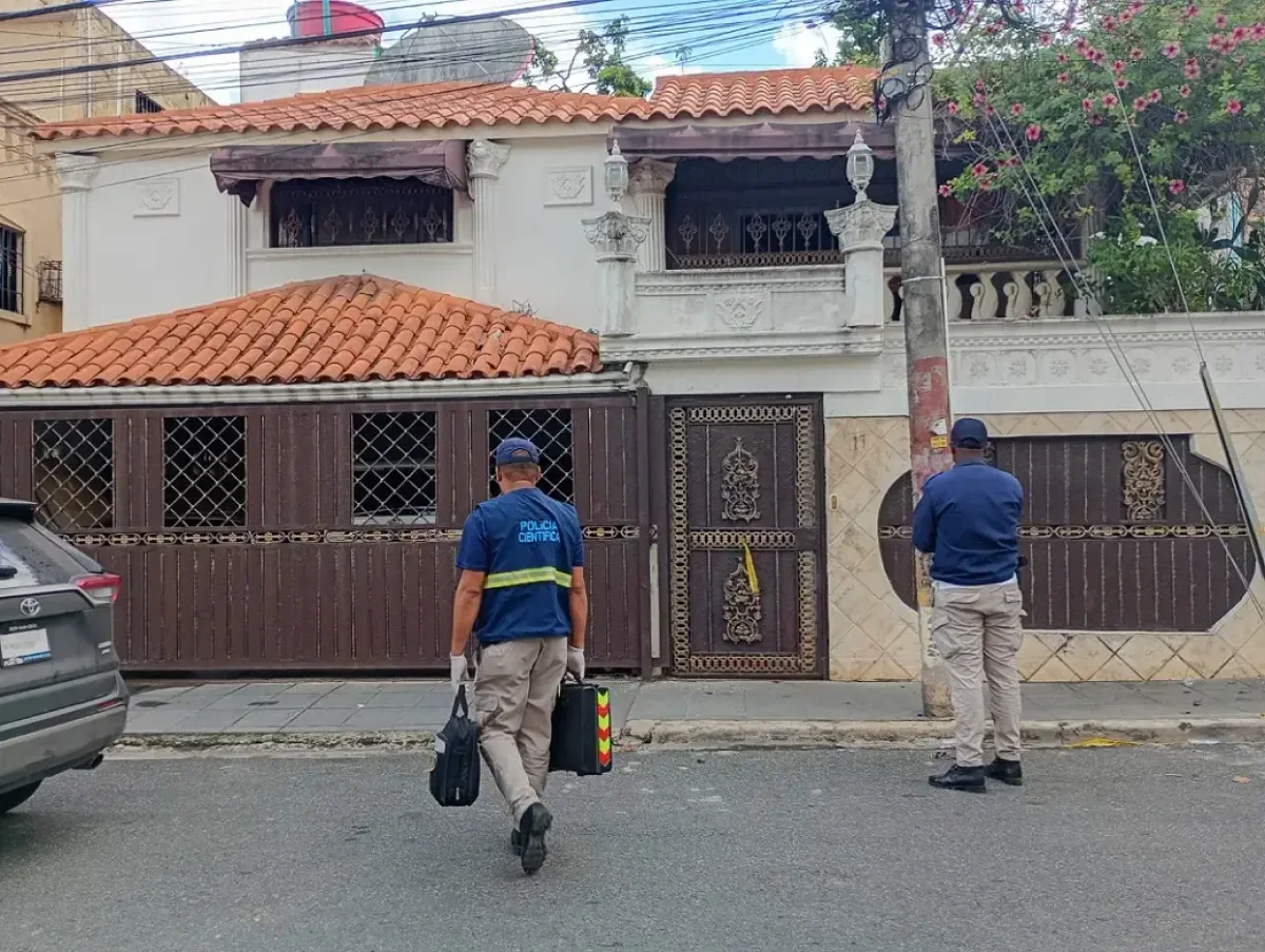 Autoridades investigan asesinato de esposa de merenguero Julián Oro Duro en su residencia