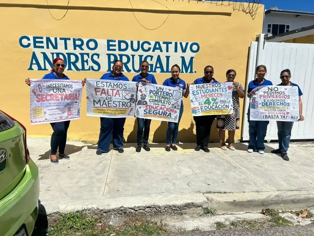 ADP realiza plantón en escuelas de Puerto Plata y afecta horario de clases
