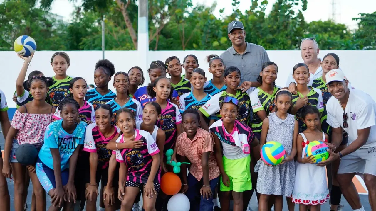 Charlie Villanueva inaugura cancha renovada y centro de informática en Cabarete