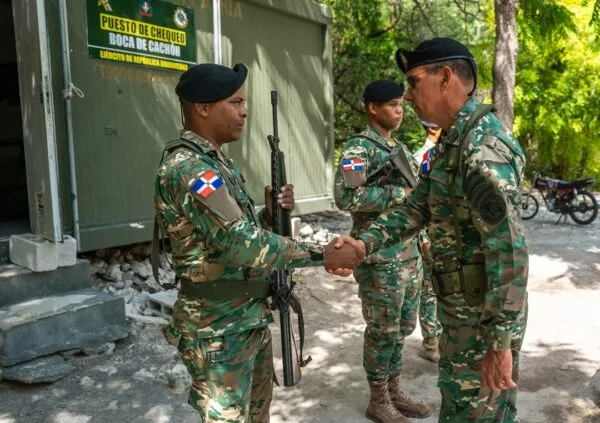 Comandante del Ejército supervisa frontera y entrega puestos remodelados en Bahoruco