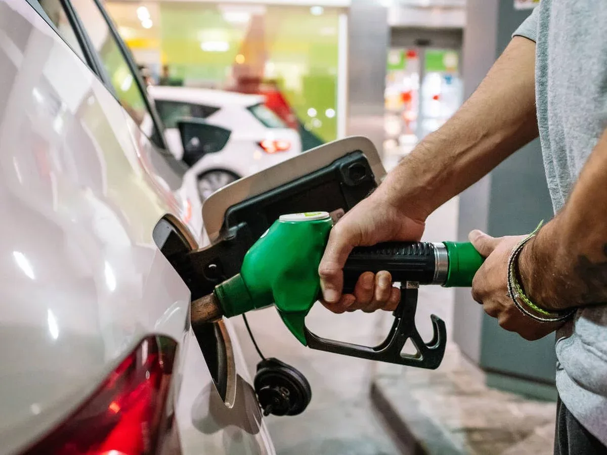 Economista advierte que alzas de combustibles no están justificadas por precios del petróleo