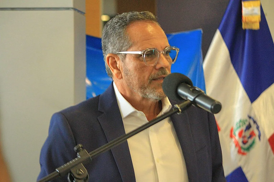 Comisionado de Béisbol agradece a Abinader por decreto que aprueba reglamento nacional