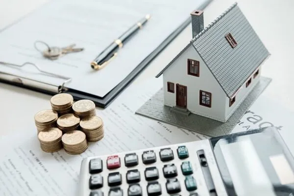¿Es legal exigir tres depósitos y perder uno por gastos legales en alquileres?