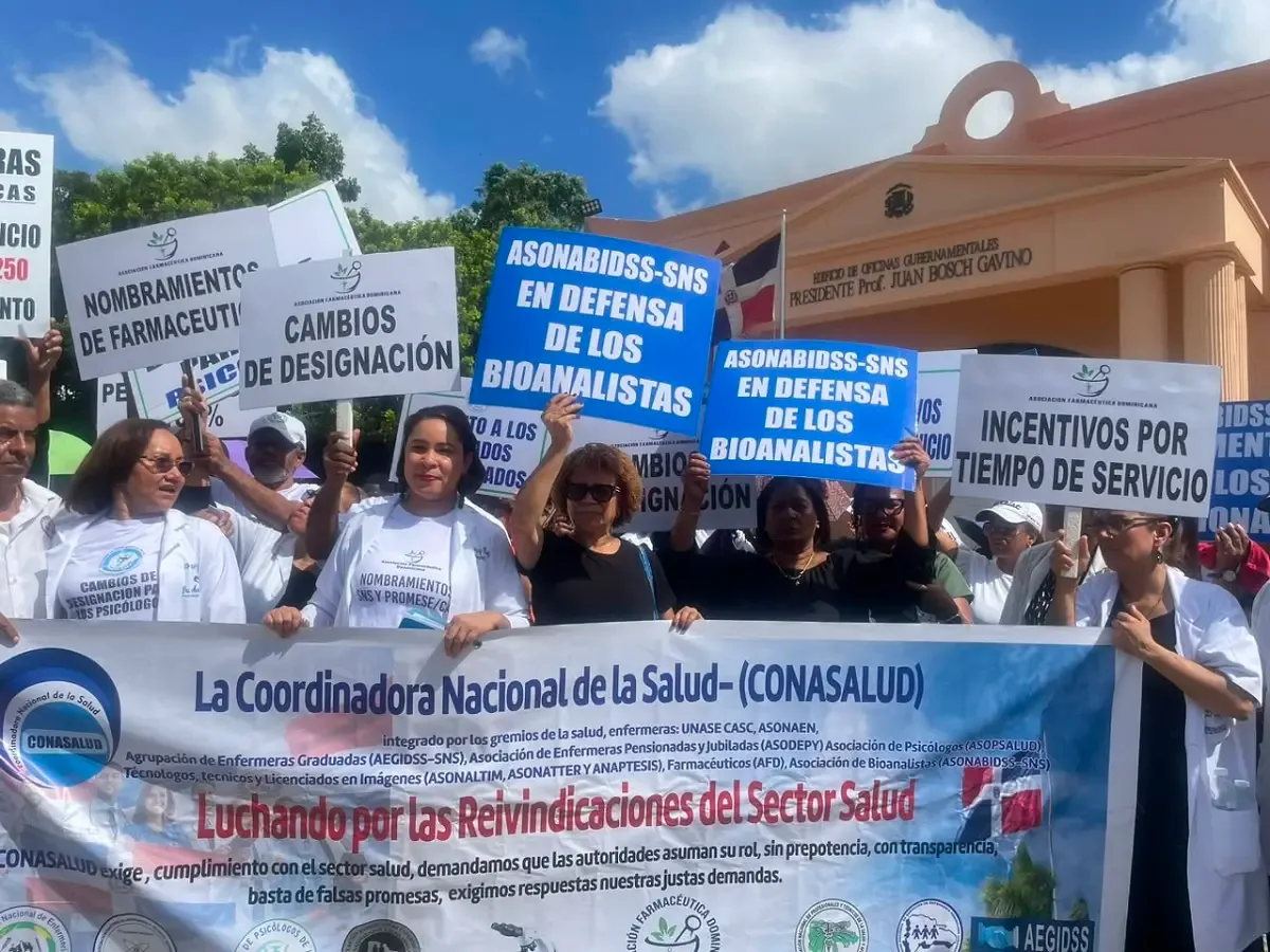 Conasalud protesta por segunda vez frente al Palacio Nacional por mejoras salariales y laborales