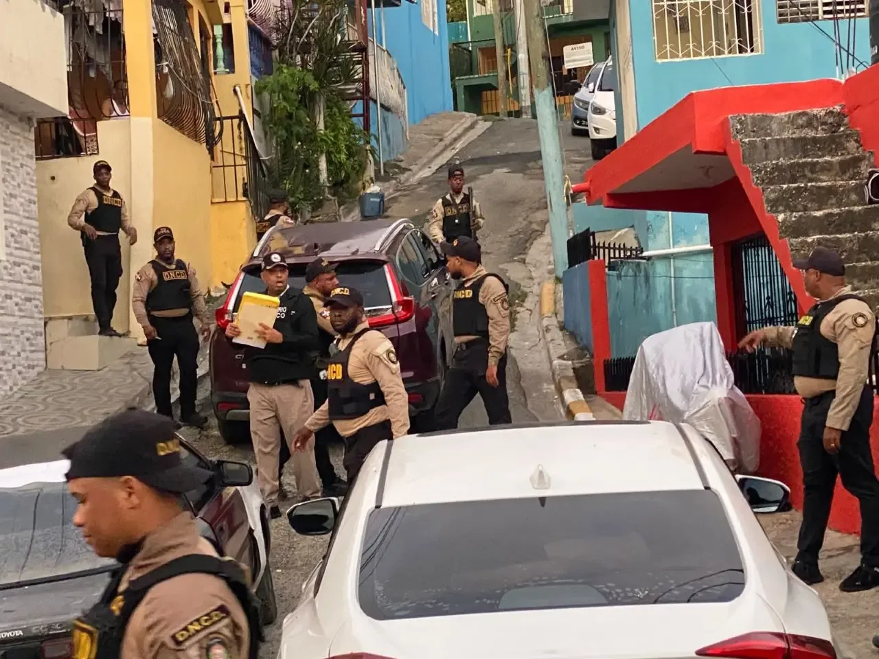 DNCD arresta a mujer en Sabana Perdida y ocupa más de 1,1 kg de drogas y equipos de vigilancia