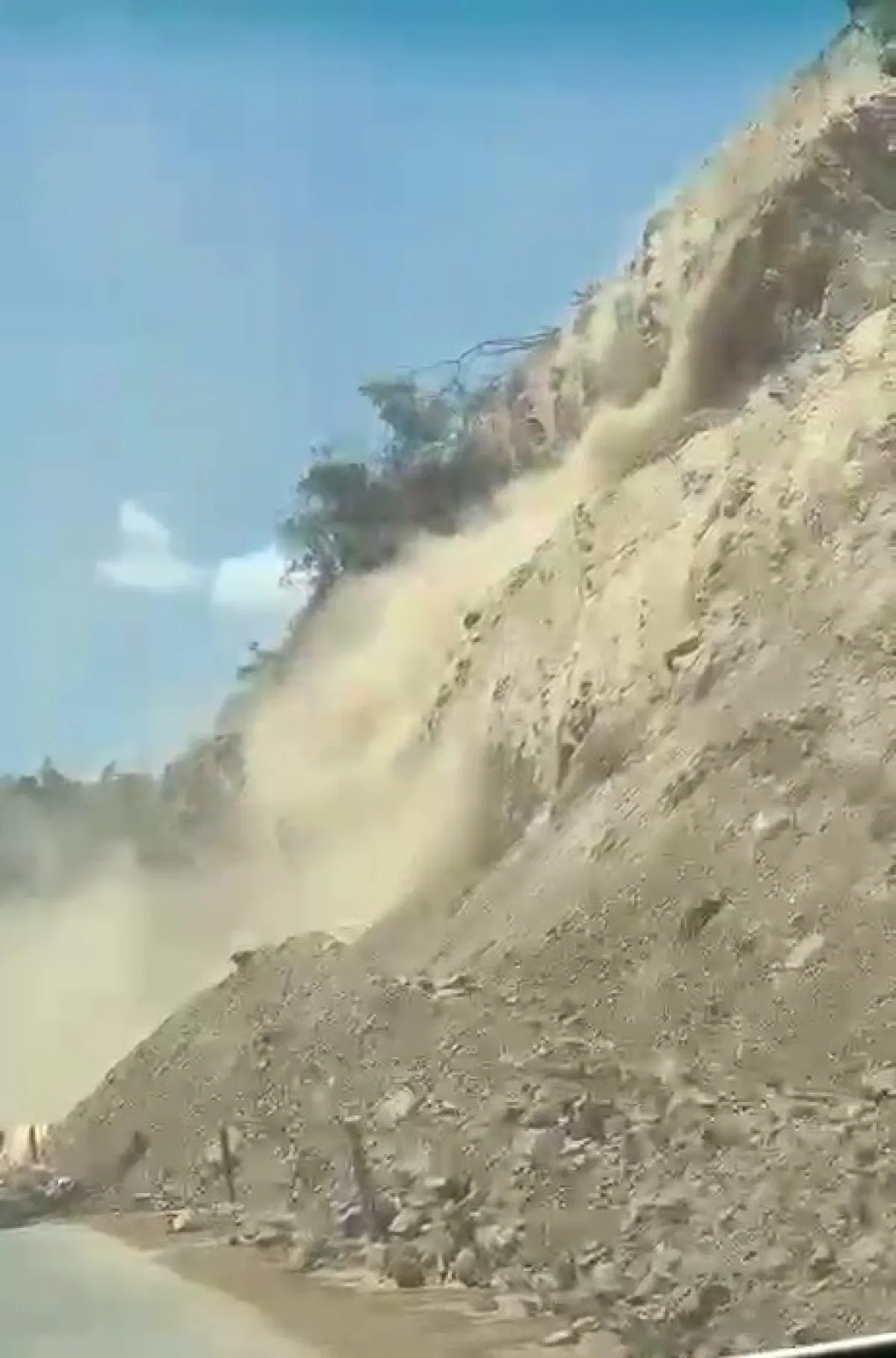 Derrumbe en carretera Jarabacoa–La Vega alerta a conductores y exige intervención urgente
