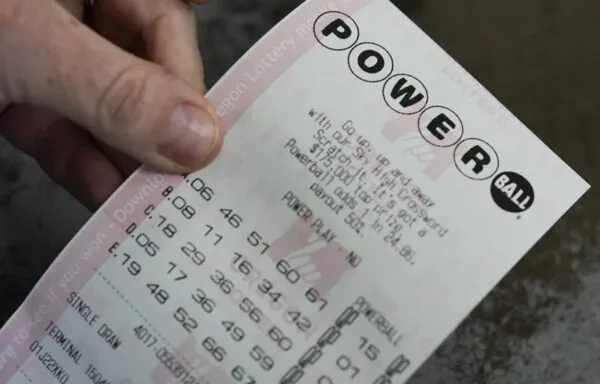 Dominicanos en Nueva York llaman a familiares en Illinois tras premio millonario de Powerball