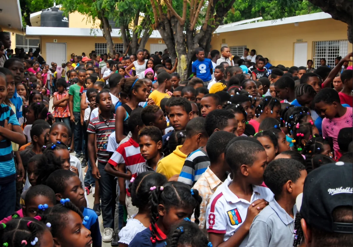 Edeeste entrega mochilas y útiles escolares a 200 niños en Miches