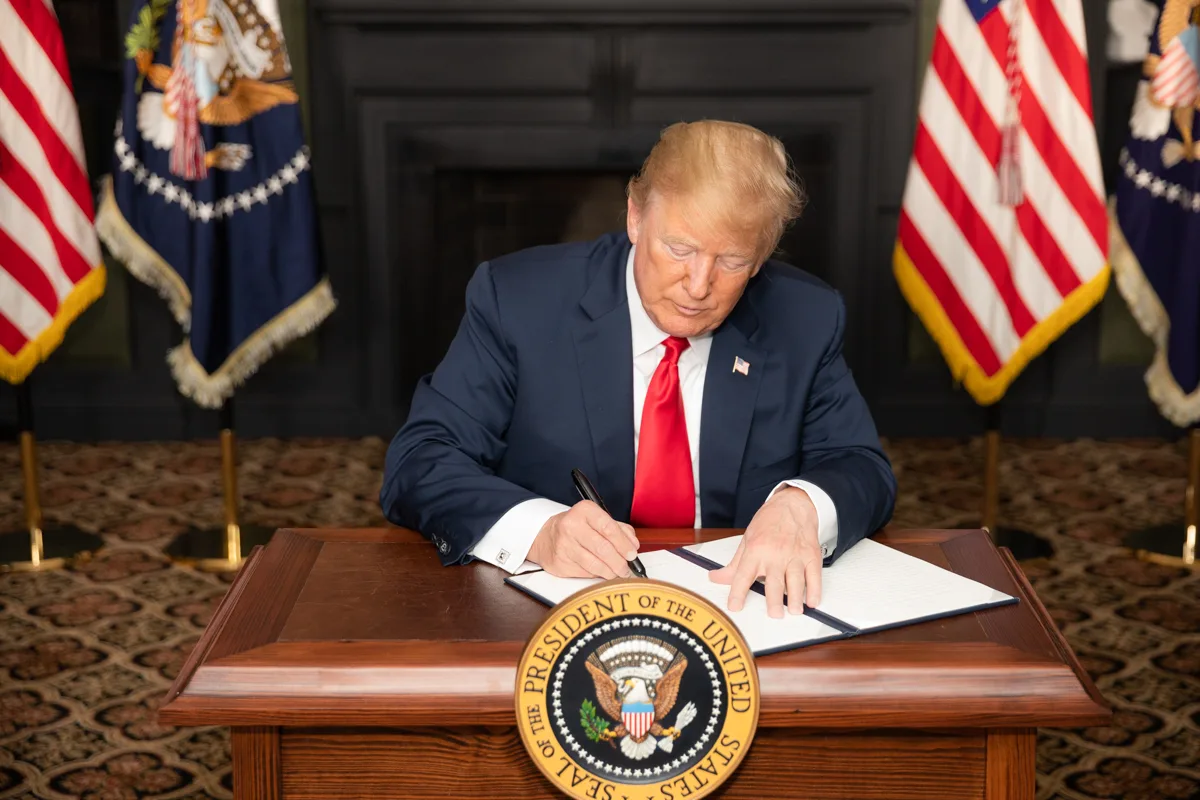Trump anuncia pausa en ataques a Irán y avanza hacia acuerdo regional