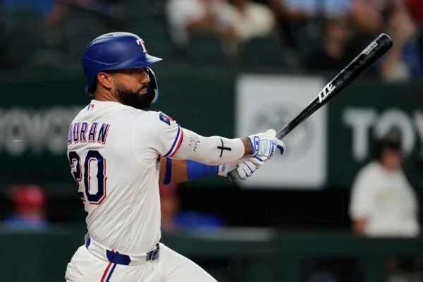 Ezequiel Durán lidera a los Texas Rangers con versatilidad histórica en defensa y ataque