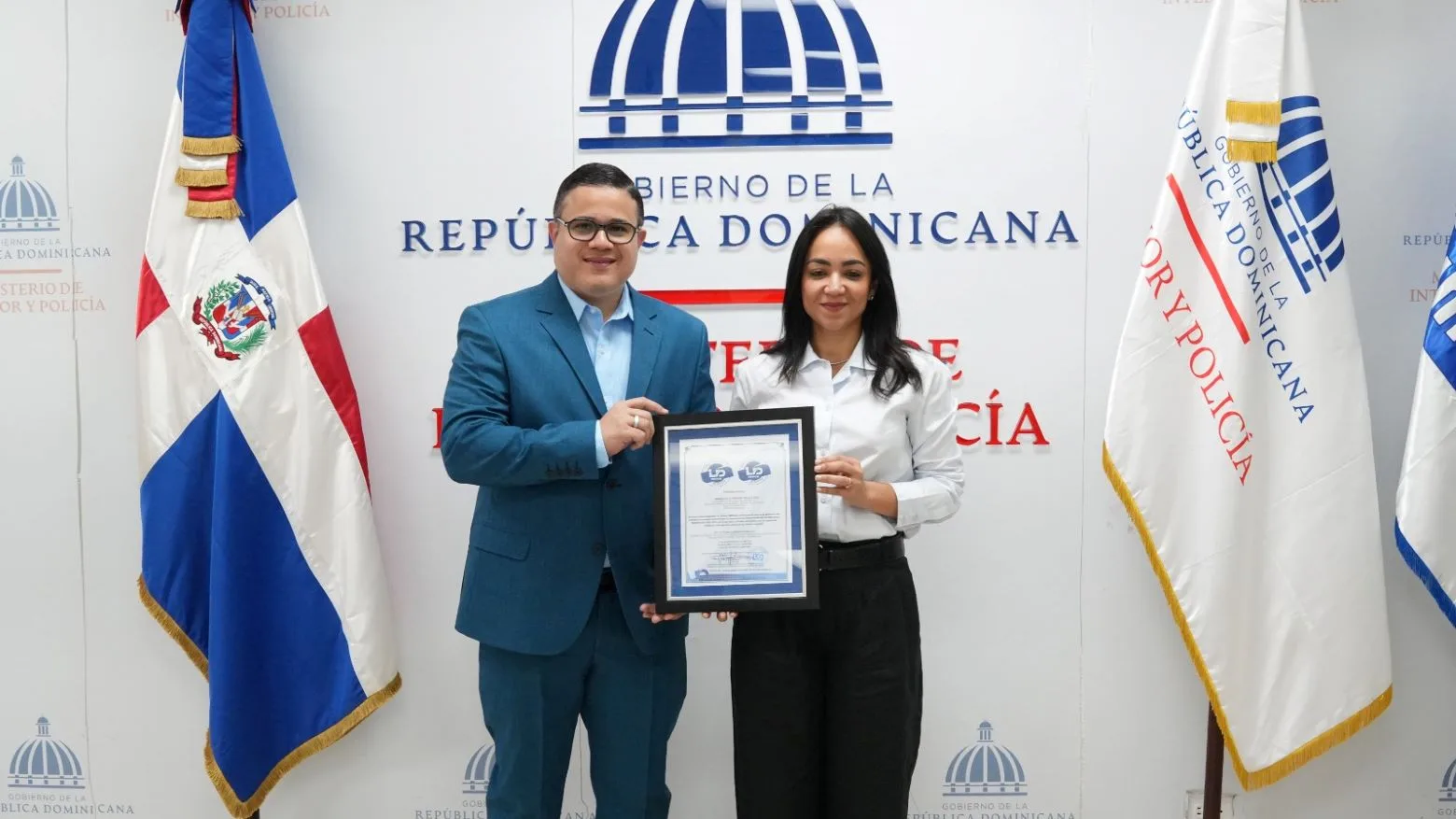 Ministerio de Interior y Policía recibe recertificación ISO 9001 y actualización ISO 37001