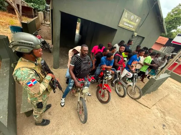 Ejército intercepta a 76 haitianos y ocupa 8 motocicletas en operaciones fronterizas