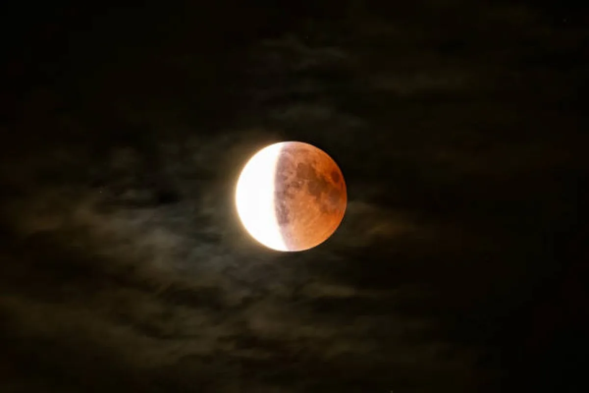 Eclipse lunar visible esta noche en RD pese a nubosidad por onda tropical 42