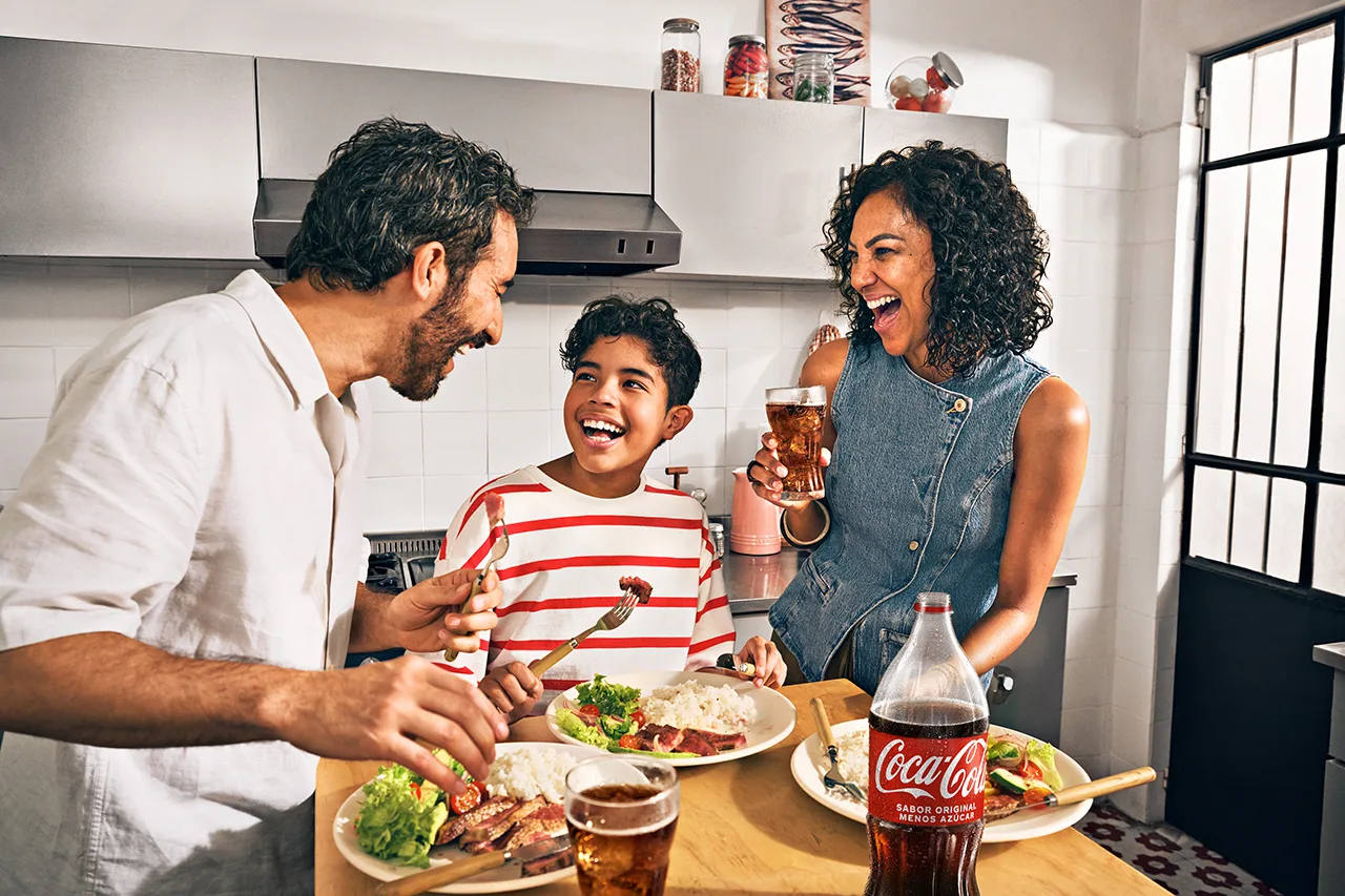 Coca-Cola lanza 'El mundo puede esperar' para fomentar encuentros reales frente al exceso digital