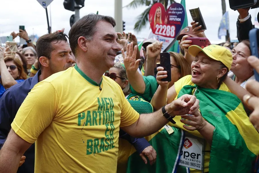 Flávio Bolsonaro lanza su candidatura presidencial y promete endurecer lucha contra el crimen