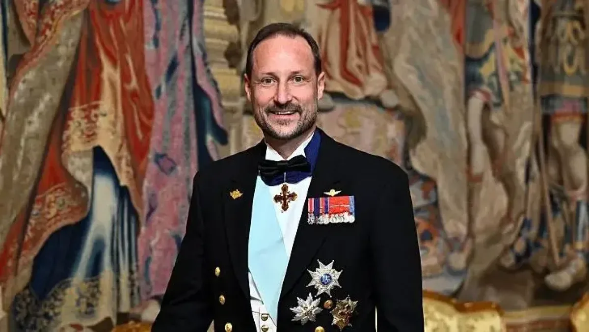 Haakon VIII asume el trono de Noruega tras la muerte de Harald V