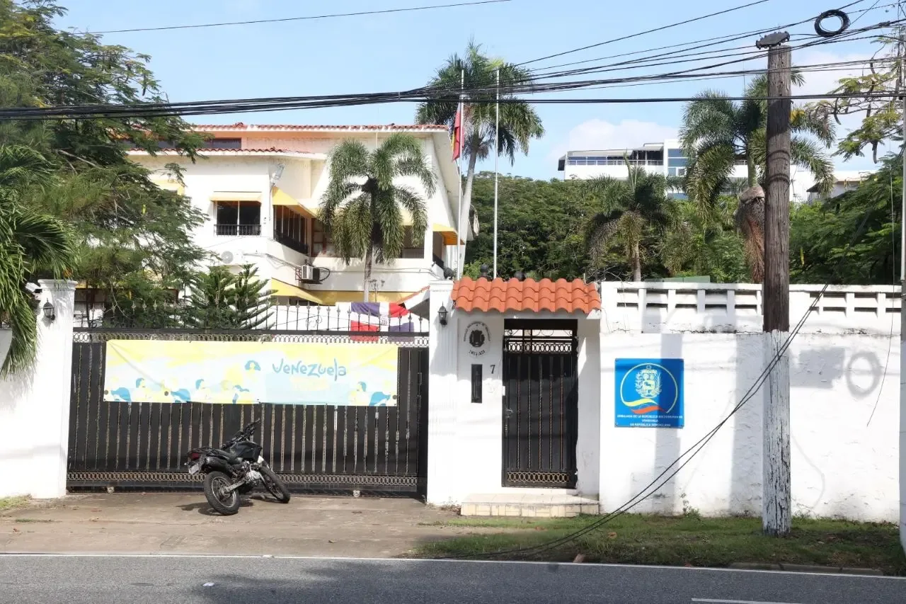 Comunidad venezolana en RD exige reapertura del consulado tras más de dos años sin servicios