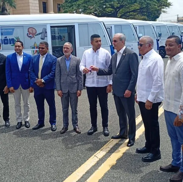 Abinader entrega 40 autobuses para fortalecer transporte universitario en RD