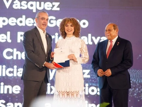 Presidente Abinader entrega 1,500 becas internacionales y lanza programa Excelencia sin Barreras