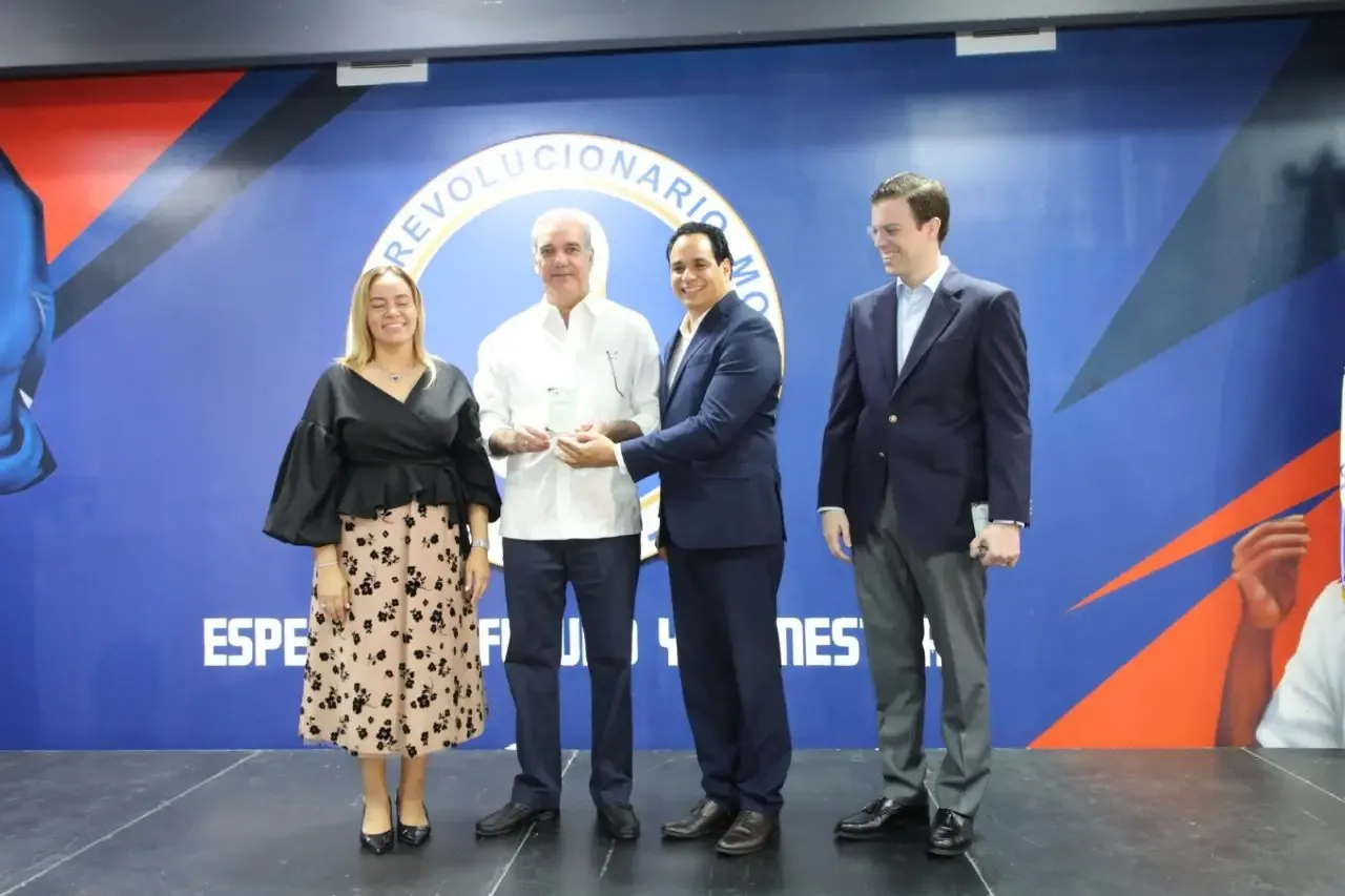 Abinader rechaza renuncia de Manuel Conde y impulsa fortalecimiento de la Escuela de Formación del PRM