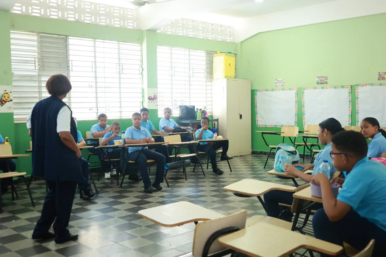 Año escolar 2026-2027 inicia con asistencia superior al 50% en escuelas de Santo Domingo