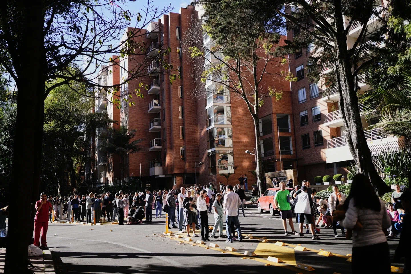 Terremoto de magnitud 7,4 sacude Colombia y Ecuador, provocando evacuaciones y daños