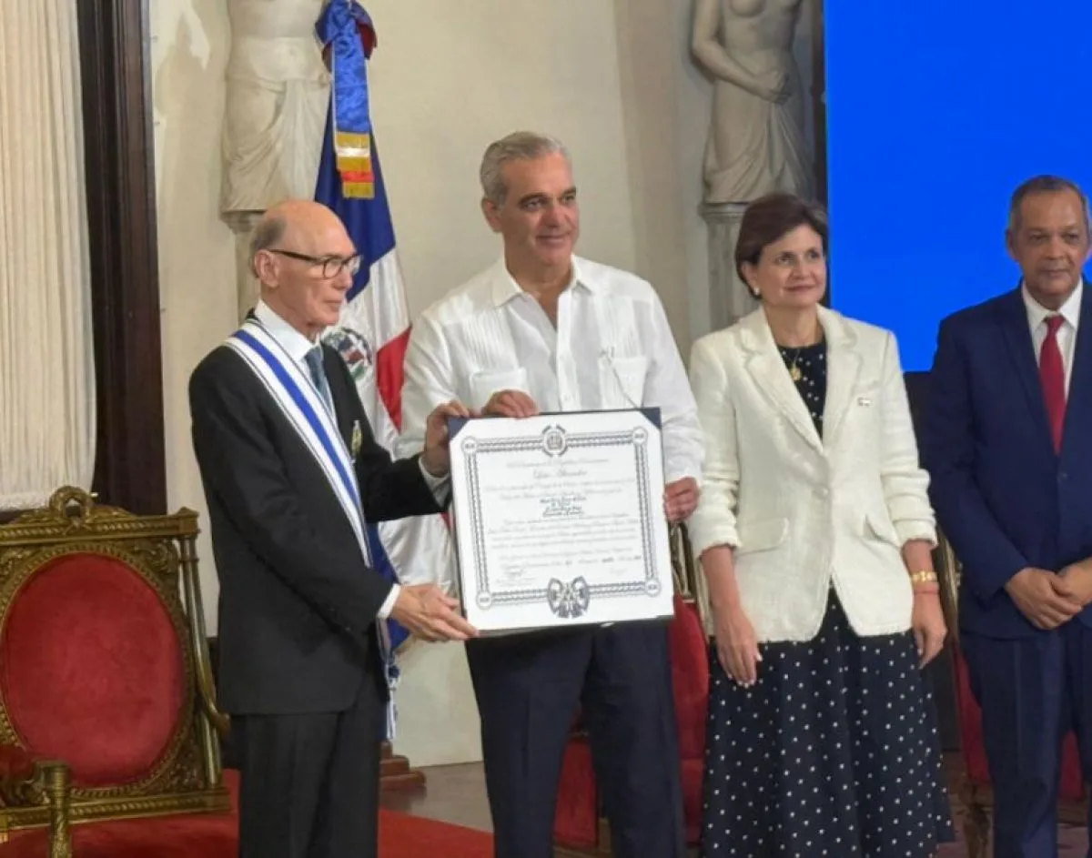 Presidente Abinader condecoró a Frank Moya Pons con la Gran Cruz de la Orden del Mérito