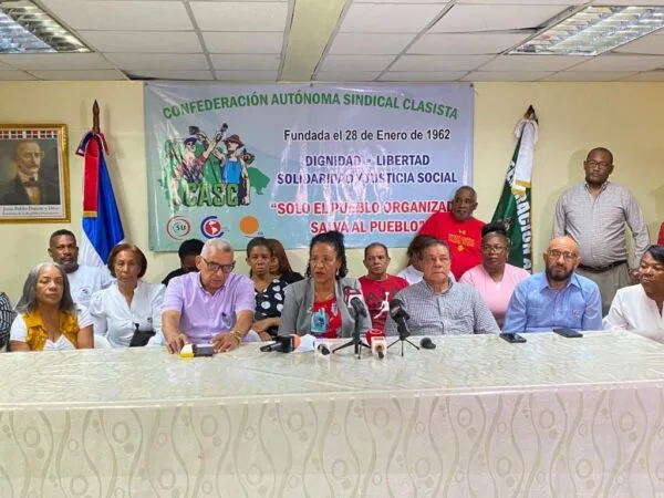 Fenatrasal advierte que irá a las calles si no se aumenta salario de administrativos de hospitales