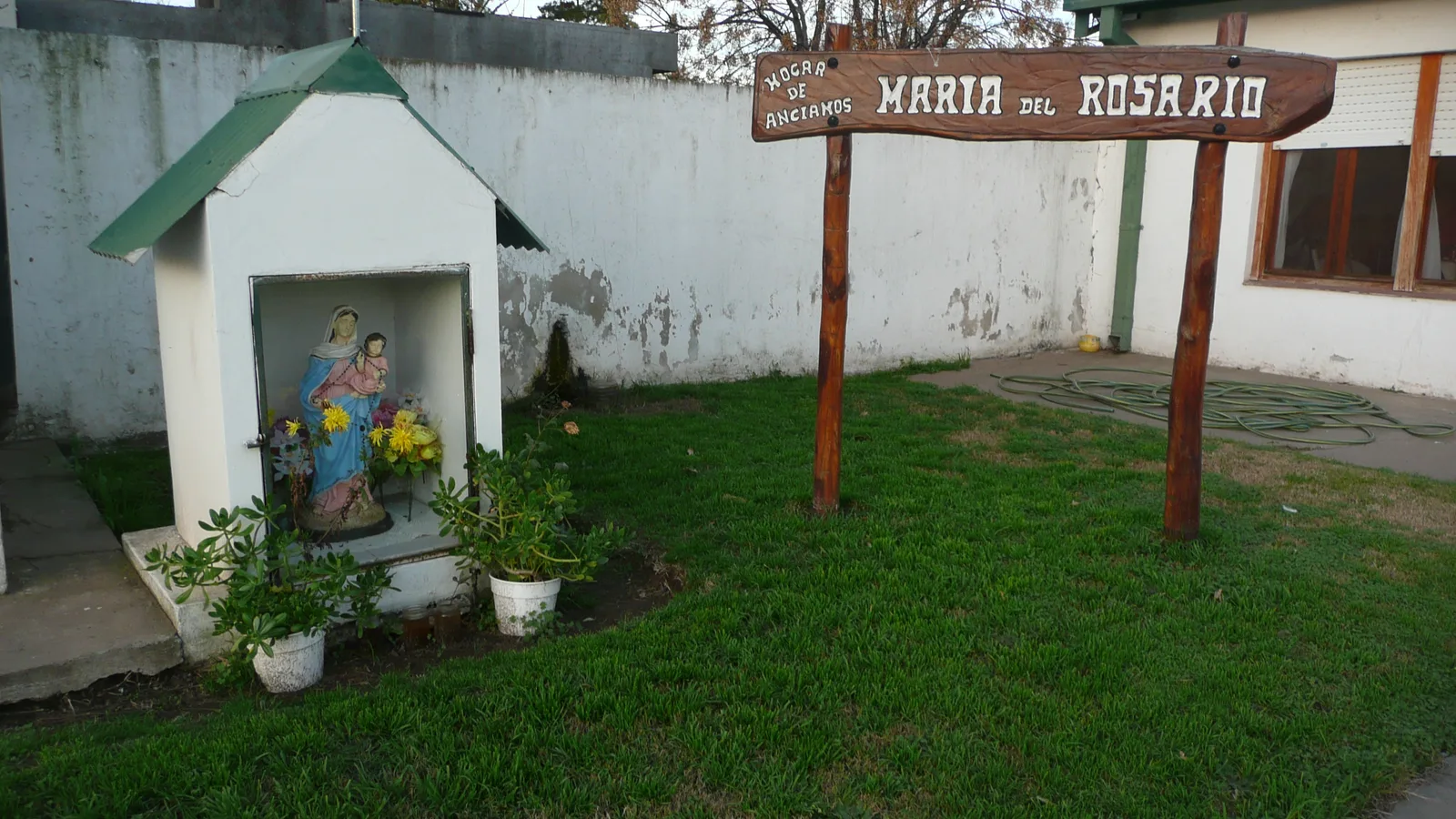 Dos historias de resistencia y vida que convergen en un hogar de ancianos