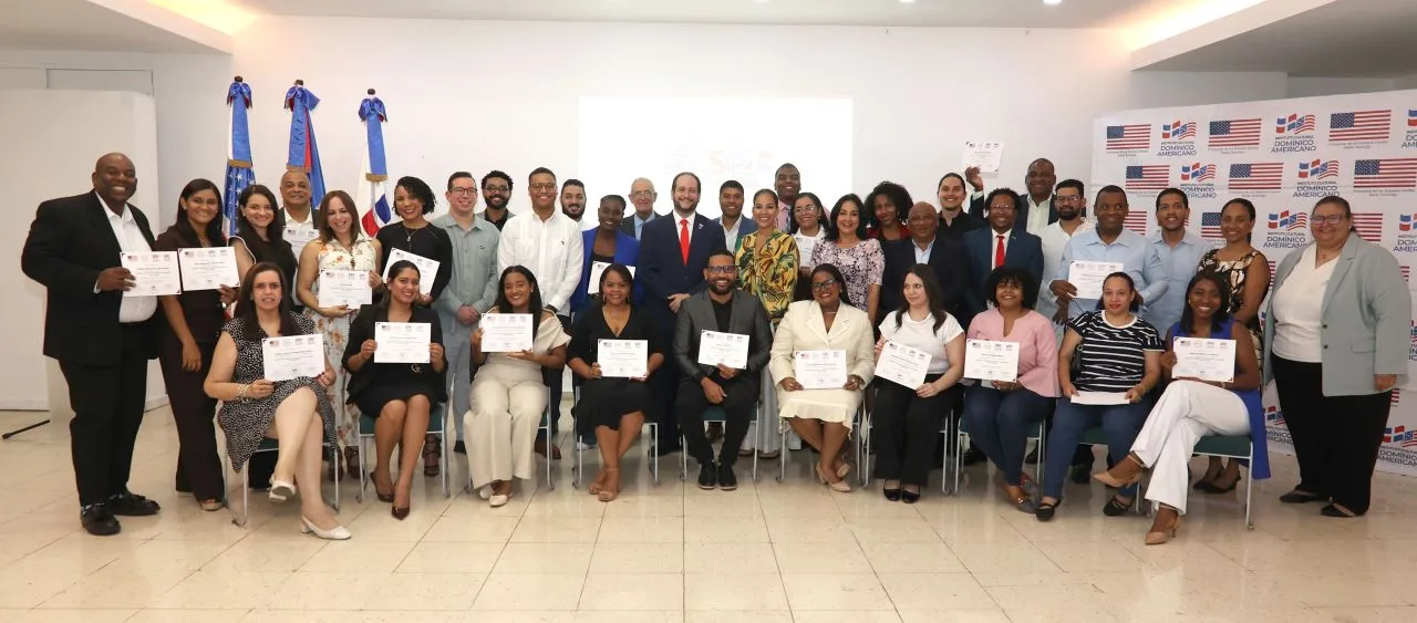 Cerca de 140 periodistas dominicanos se capacitan en inglés con apoyo de la Embajada de EE.UU