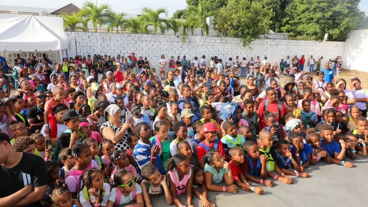 Fundación Sur Apoyarte entrega 800 mochilas escolares a niños de Peravia