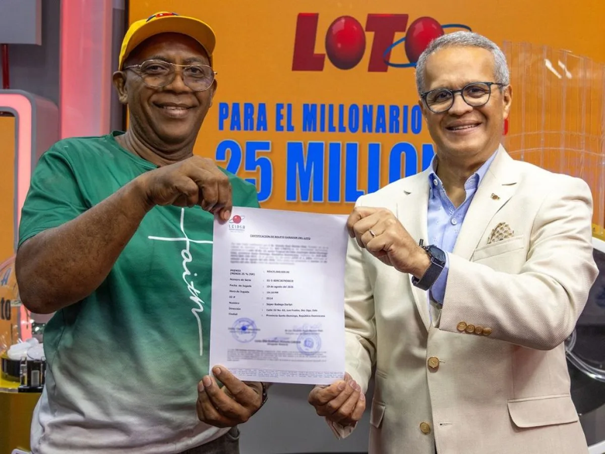 LEIDSA entrega certificado a agente inmobiliario ganador de 25 millones en el Loto
