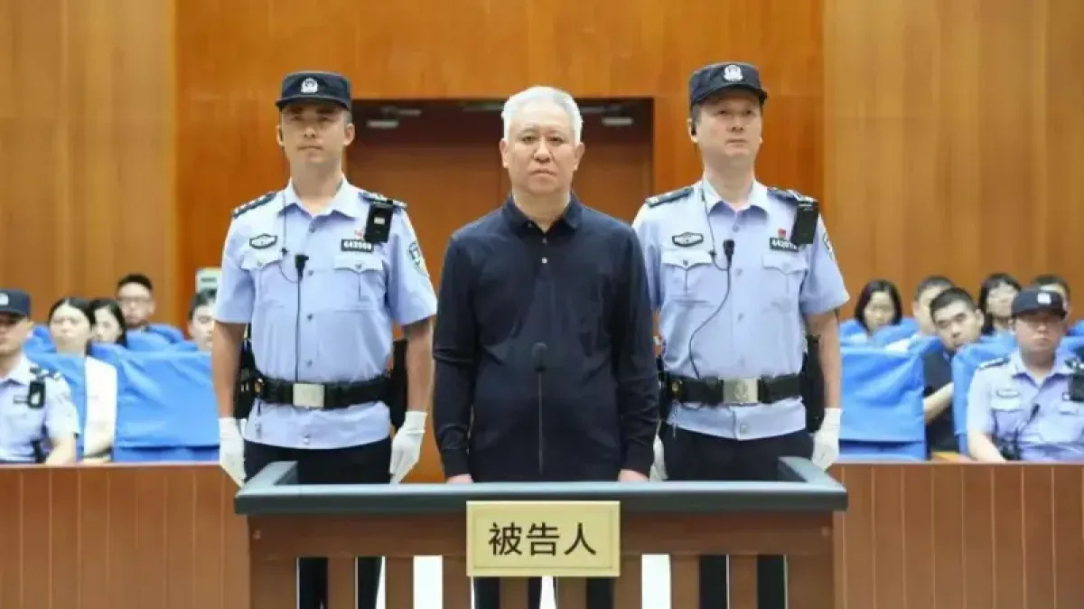 Fundador de Evergrande condenado a cadena perpetua por fraude inmobiliario